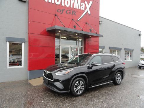 Used 2023 Toyota Highlander XLE AWD/4WD image 1