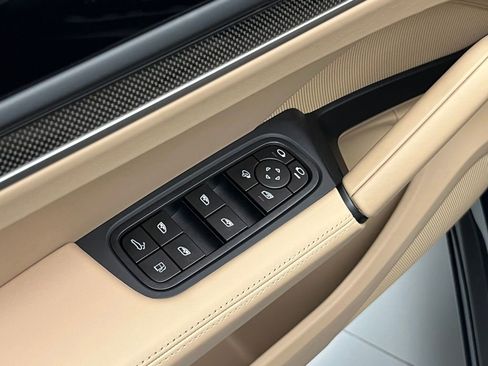 Used 2024 Porsche Cayenne Turbo image 32