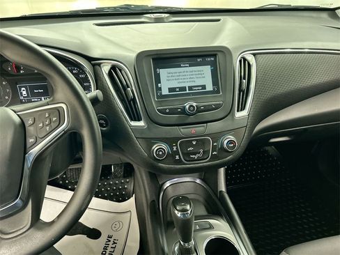 Used 2018 Chevrolet Malibu LT image 18