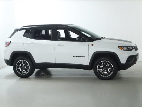 Used 2025 Jeep Compass Trailhawk AWD/4WD image 11
