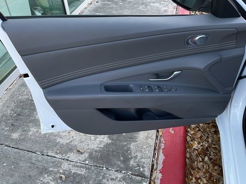 Used 2025 Hyundai Elantra SEL image 12