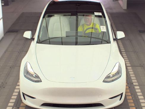 Used 2022 Tesla Model Y Long Range AWD/4WD image 2