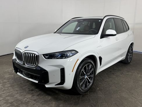 Used 2025 BMW X5 xDrive50e w/ M Sport Package AWD/4WD image 3