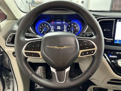 Used 2024 Chrysler Pacifica Touring-L image 18