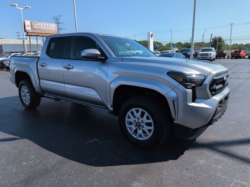 Used 2025 Toyota Tacoma SR5 AWD/4WD image 7