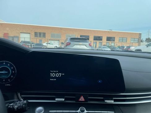 Used 2025 Hyundai Elantra SEL image 17