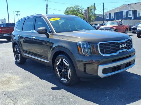 Used 2024 Kia Telluride S FWD image 3
