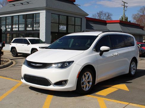 Used 2017 Chrysler Pacifica Touring Plus w/ Tire & Wheel Group image 1