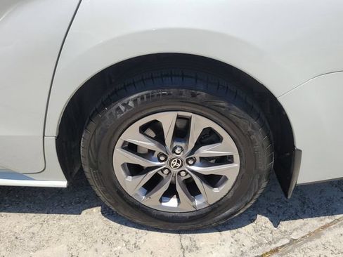 Used 2024 Toyota Sienna XLE FWD image 6