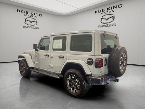 Used 2024 Jeep Wrangler Unlimited Sahara w/ Technology Group AWD/4WD image 3