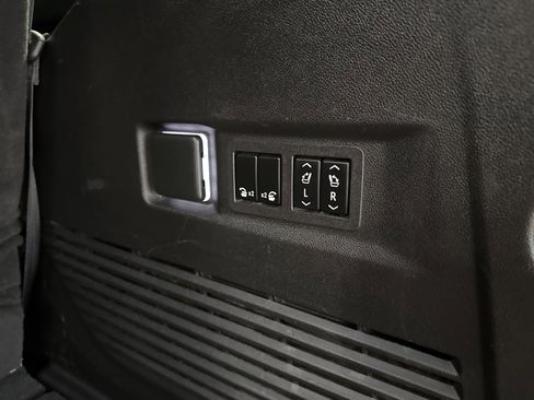 Used 2023 GMC Yukon SLT w/ SLT Luxury Package image 10