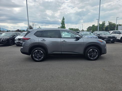 Used 2024 Nissan Rogue SV image 2