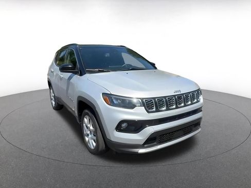 Used 2025 Jeep Compass Limited AWD/4WD image 3