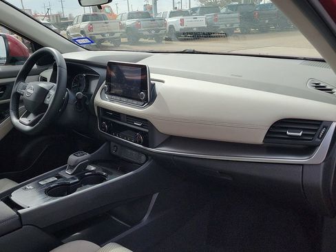 Used 2025 Nissan Rogue SV FWD image 21