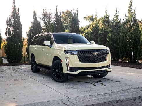 Used 2024 Cadillac Escalade Premium Luxury image 2
