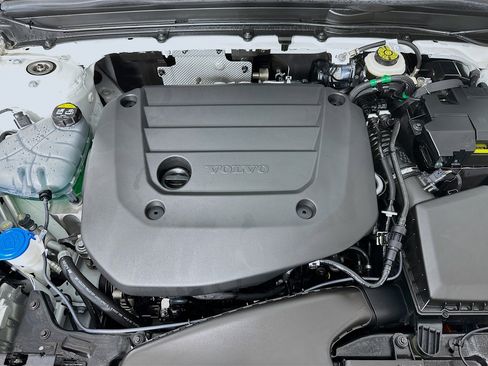 Used 2025 Volvo XC40 B5 Plus image 35