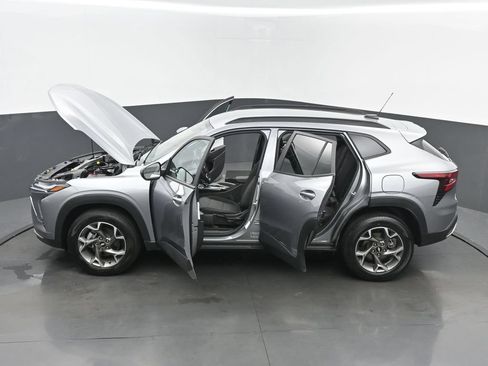 Used 2025 Chevrolet Trax LT w/ LT Convenience Package FWD image 61