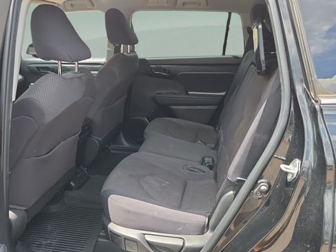 Used 2022 Toyota Highlander L FWD image 10