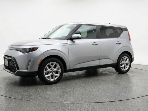 Used 2025 Kia Soul LX w/ LX Technology Package image 3