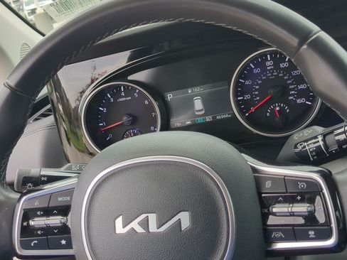 Certified 2024 Kia Carnival EX FWD image 12
