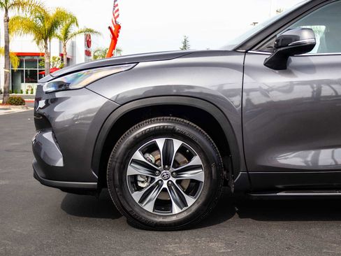 Used 2024 Toyota Highlander XLE image 6