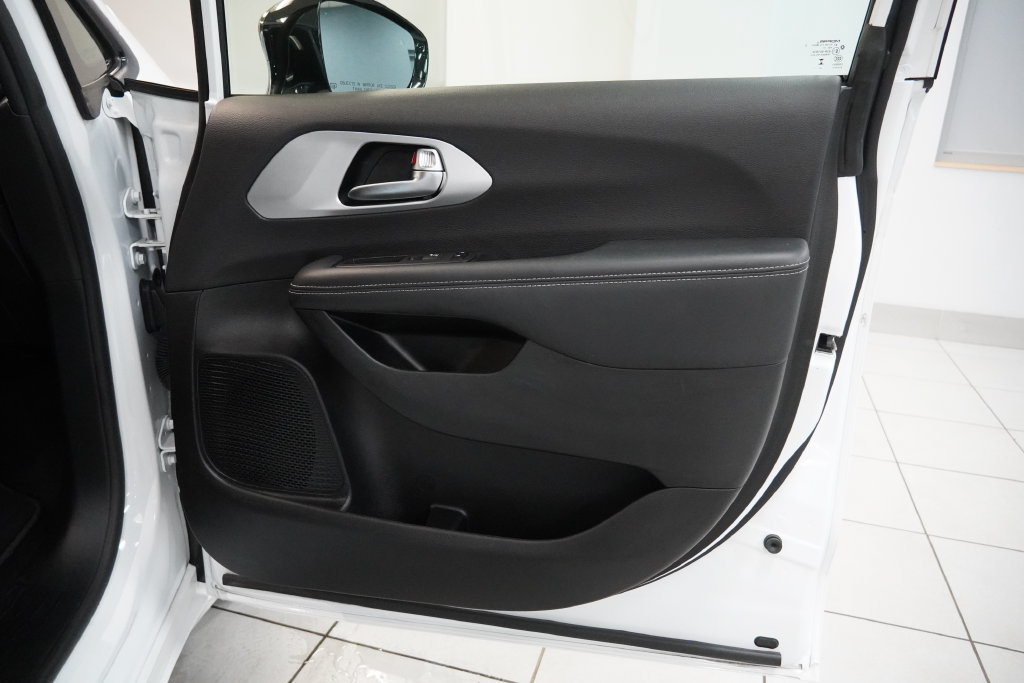 Used 2024 Chrysler Pacifica Limited FWD image 22
