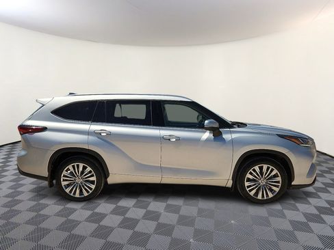 Used 2024 Toyota Highlander Platinum FWD image 5