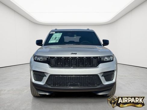 New 2025 Jeep Grand Cherokee Altitude image 5