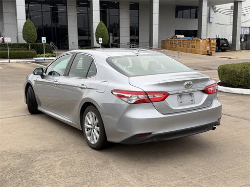 Used 2020 Toyota Camry LE image 7