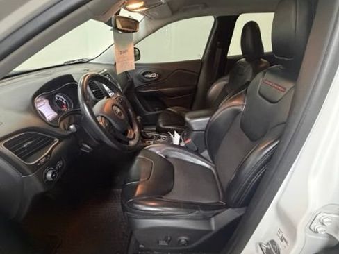 Used 2019 Jeep Cherokee Trailhawk w/ Cold Weather Group AWD/4WD image 14