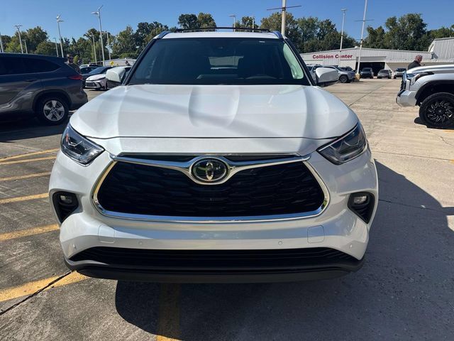 Used 2026 Toyota Highlander Limited AWD/4WD image 2