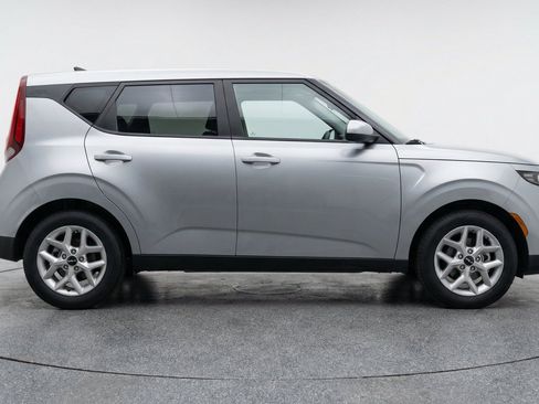 Used 2025 Kia Soul LX w/ LX Technology Package FWD image 11