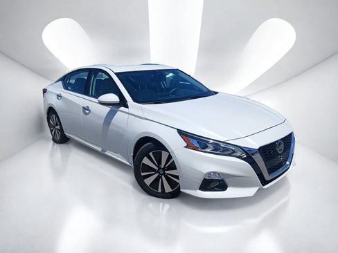 Used 2020 Nissan Altima 2.5 SV FWD image 1