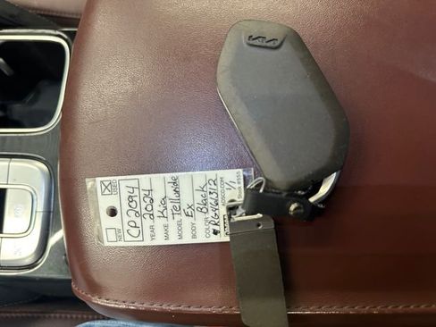 Used 2024 Kia Telluride EX w/ EX Captain's Chair Package FWD image 36