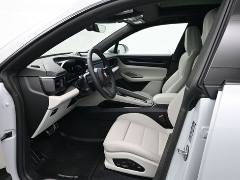 New 2025 Porsche Macan 4S Electric image 4