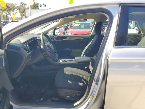 Used 2017 Ford Fusion SE image 21