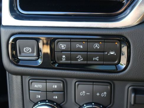 Used 2026 GMC Yukon Denali w/ Sun & Power Step Package AWD/4WD image 29