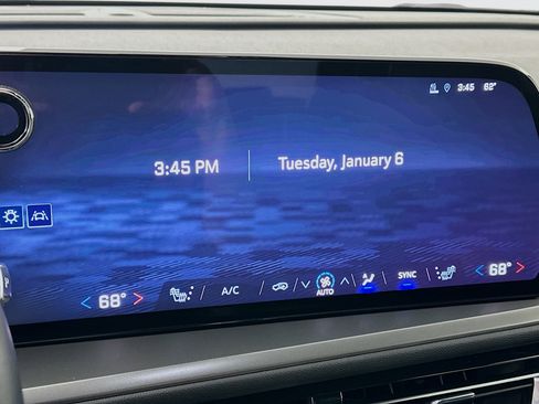 Used 2025 Chevrolet Traverse LT image 21