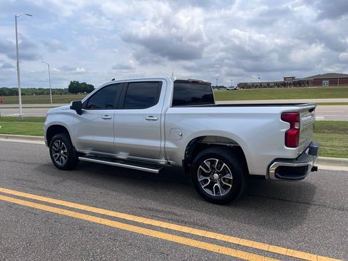Used 2022 Chevrolet Silverado 1500 LT AWD/4WD image 9