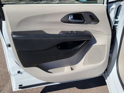 Used 2024 Chrysler Pacifica Limited FWD image 28