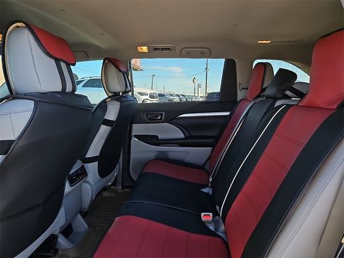 Used 2019 Toyota Highlander LE image 17