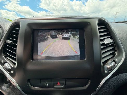 Used 2020 Jeep Cherokee Latitude Plus w/ Cold Weather Group AWD/4WD image 19