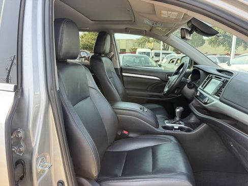 Used 2019 Toyota Highlander XLE AWD/4WD image 30
