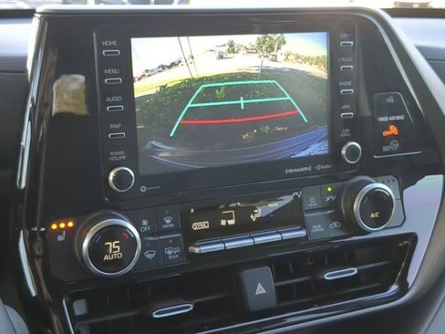 Used 2021 Toyota Highlander XLE image 18