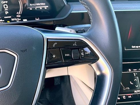 Used 2022 Audi e-tron Premium Plus w/ Premium Plus Package image 19