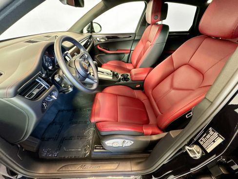 Certified 2025 Porsche Macan image 5