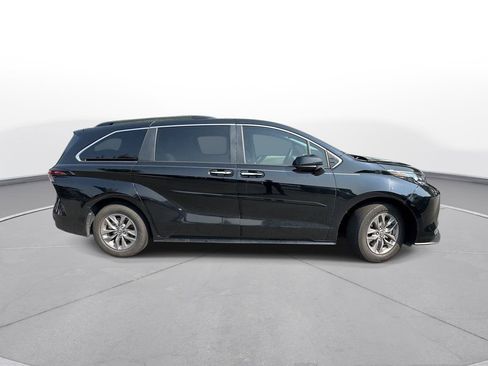 Used 2024 Toyota Sienna XLE FWD image 5