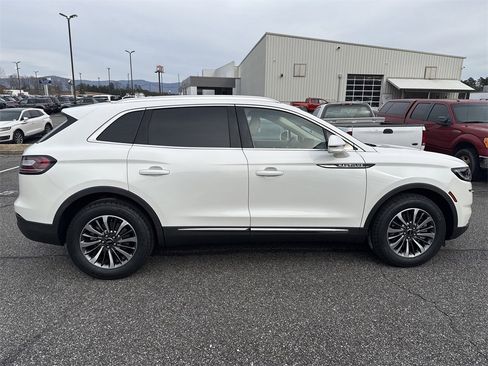 Used 2022 Lincoln Nautilus Standard w/ Premium Package image 8