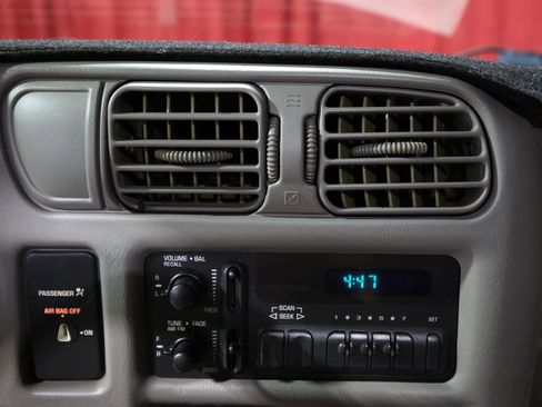 Used 2002 Chevrolet S10 Pickup 2WD Regular Cab image 18