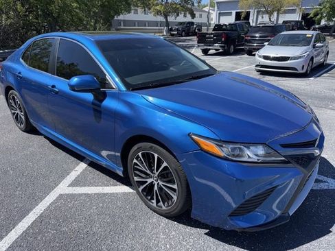 Used 2018 Toyota Camry SE w/ Moonroof Package FWD image 3